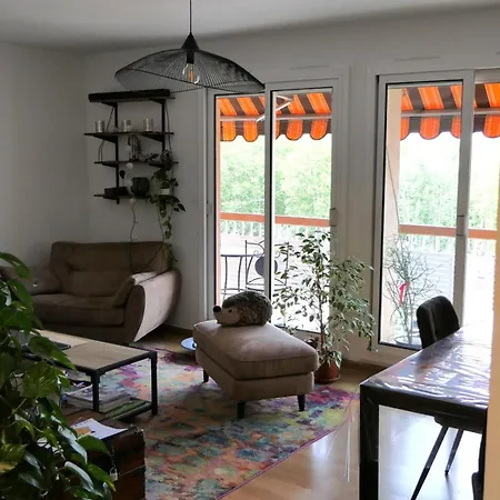 Spacious With Lovely Balcony 아파트