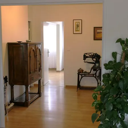 Spacious With Lovely Balcony 아파트